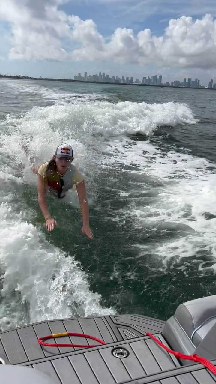 リンゼイ・ボンのインスタグラム：「I was feeling pretty sweet until I swallowed a gallon of sea water 🤦🏼‍♀️😂🏄‍♀️」