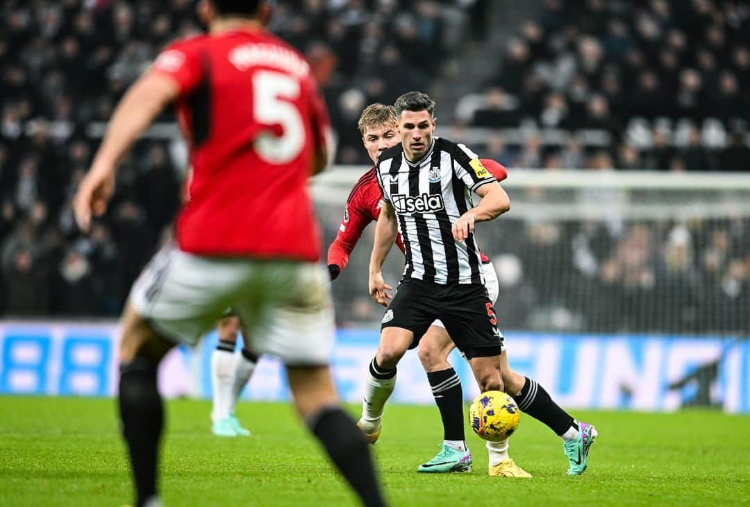 ファビアン・シェアさんのインスタグラム写真 - (ファビアン・シェアInstagram)「Saturday nights under the lights🖤🤍!!! #nufc」12月4日 1時07分 - fabianschaer_official