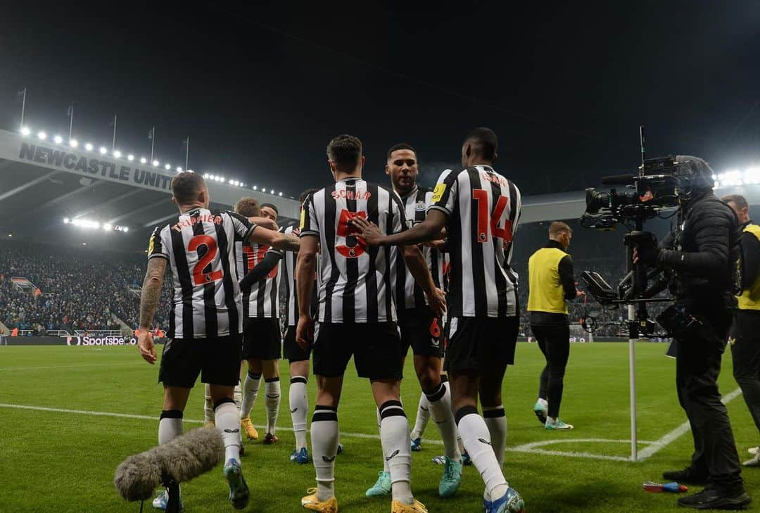 ファビアン・シェアのインスタグラム：「Saturday nights under the lights🖤🤍!!! #nufc」