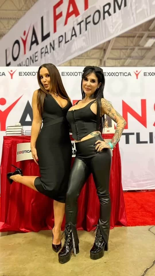 リサ・アンのインスタグラム：「neighbors .. @joannaangel … in life and at the booth @realloyalfans @exxxotica 🖤 today is the last day if the show🖤 we will be at the booth and I will be hosting a book reading at 3:15 in seminar room A. 👀 you there!   #exxxotica #realloyalfans #joannaangel #neighbors #thereallisaann」