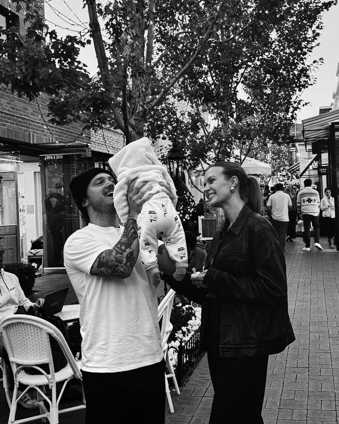 ジョセフィン・スクリヴァーのインスタグラム：「Aurora’s first Christmas market! Can’t wait to experience this holiday season with you ❤️ @bohnes」