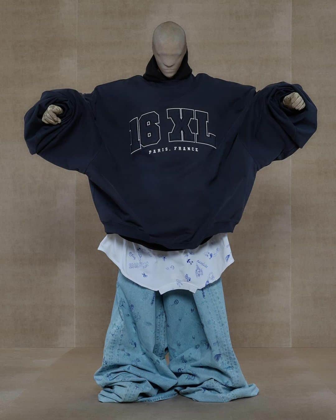 ヴェトモンのインスタグラム：「16XL AND NOT A SIZE SMALLER… VETEMENTS SPRING SUMMER 24 FIRST DROP ON THE WAY TO VETEMENTS AUTHORIZED RETAILERS」