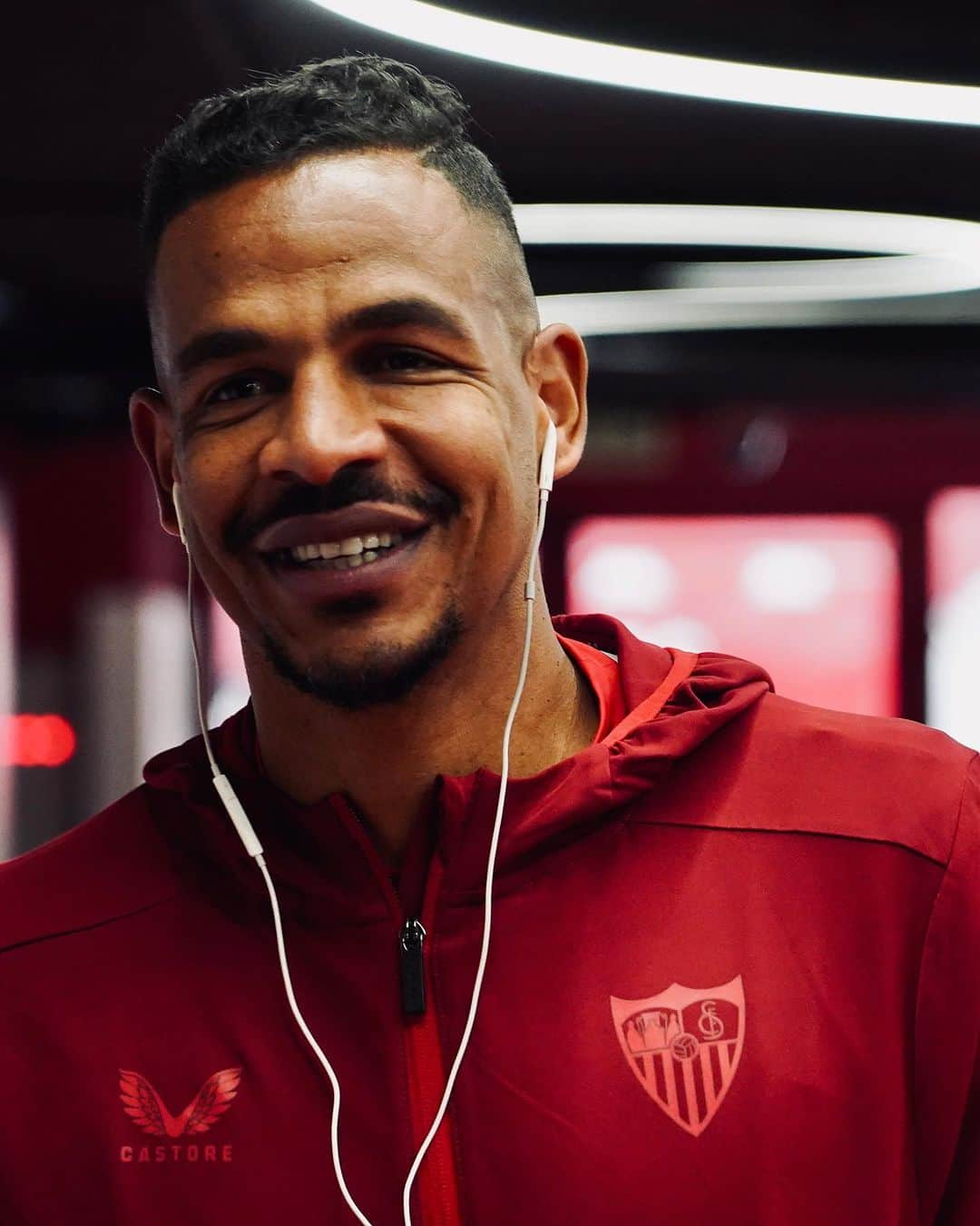 セビージャFCのインスタグラム：「¡Los nuestros ya están en el Ramón Sánchez-Pizjuán! 🏟️🔥  The lads have arrived at the Ramón Sánchez-Pizjuán! 🏟️🔥  #WeareSevilla #NuncaTeRindas #SevillaFCVillarreal #sevillafc」