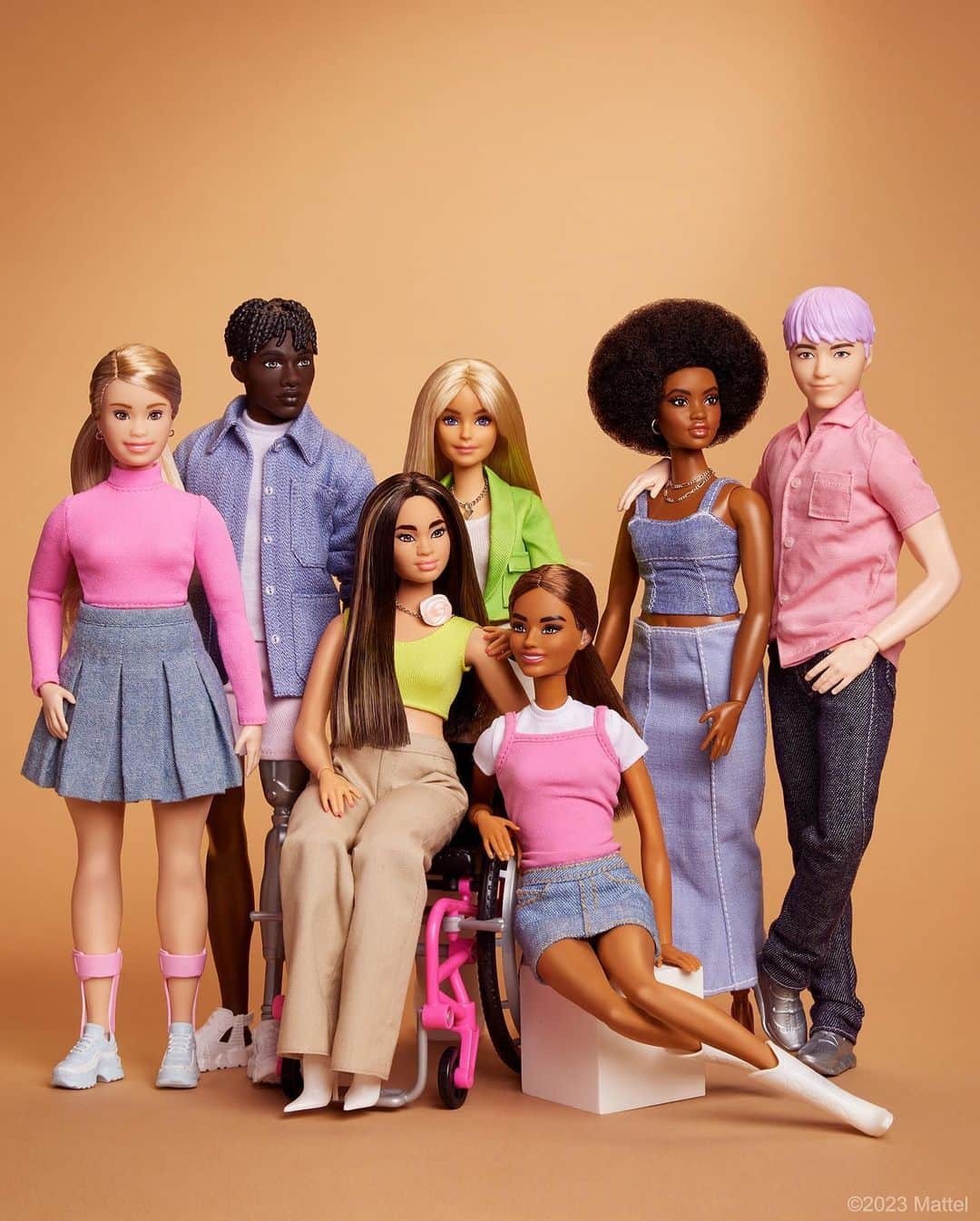 バービーさんのインスタグラム写真 - (バービーInstagram)「Today is International Day of Persons with Disabilities. 💜 A day of reflection – for those of us with disabilities, physical or non-apparent, and those of us united as allies – that we all benefit when the world is a more kind, accessible, and inclusive place. #barbie #barbiestyle #IDPwD」12月4日 1時52分 - barbiestyle