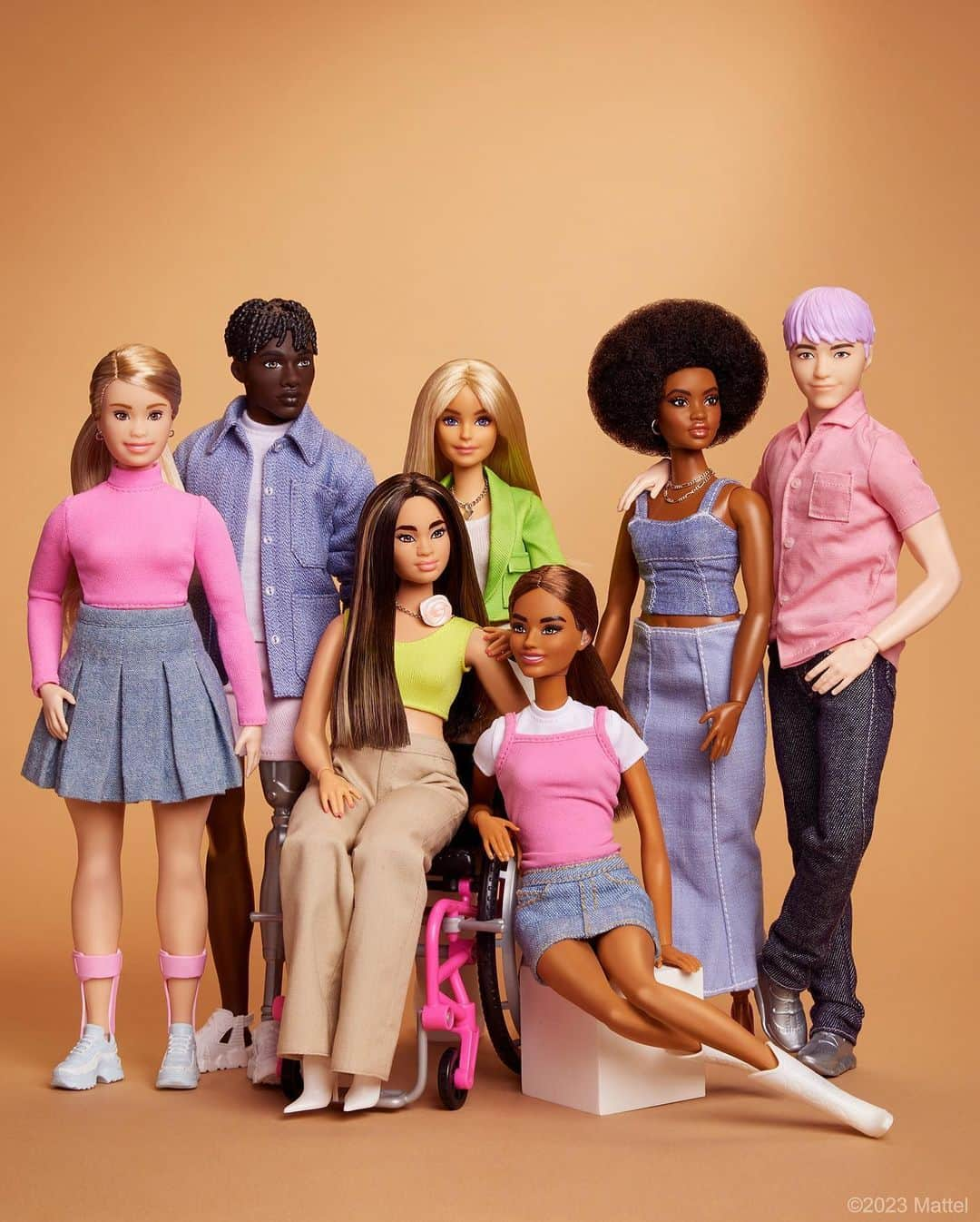 バービーのインスタグラム：「Today is International Day of Persons with Disabilities. 💜 A day of reflection – for those of us with disabilities, physical or non-apparent, and those of us united as allies – that we all benefit when the world is a more kind, accessible, and inclusive place. #barbie #barbiestyle #IDPwD」