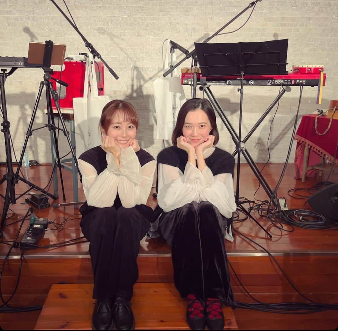 タイナカ彩智のインスタグラム：「わたしとわたしのクリスマス、東京都民教会。🎄✨  遊ぶように、祈るように、わたしたちはきっとあの頃よりももっと素直になることができました。楽しかったなぁ。🫧🫧  集まって下さったみなさんの中のわたしにも、出会えたような、そんな気持ちがしています。どうでしょ。ほくほく。  心から、ありがとうございました。😌 次は12/24 イブのお昼に、京都でお会い出来ますように。🎄✨」