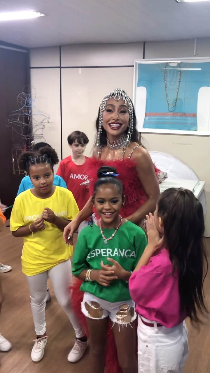 のインスタグラム：「Muita fofura! 🥺💗 Antes do minidesfile, nossa rainha Sabrina Sato fez a passagem do samba-enredo com a criançada que desfilou no portal de “Gbalá”. 🧒🏽👧🏽  As crianças, que distribuíram doces para o público durante o desfile, não estão para brincadeira e mostraram que estão com a letra do nosso hino na ponta da língua. 🎶  As crianças são a salvação da humanidade e, por isso mesmo, a razão de ser do nosso enredo para 2024. Foi lindo demais e vai ser lindo de novo na Avenida! 🩵🤍👑  #VilaIsabel #SabrinaSato #CidadedoSamba #Gbalá #Carnaval 2024」