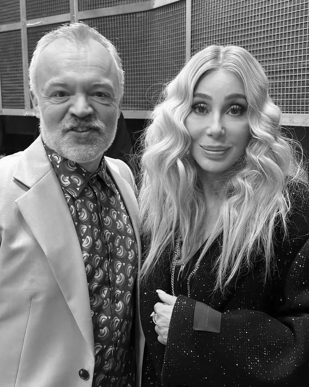シェールのインスタグラム：「Always fun with my friend, @grahnort 💃🩷  #thegrahamnortonshow #djplayachristmassong #cherchristmas」