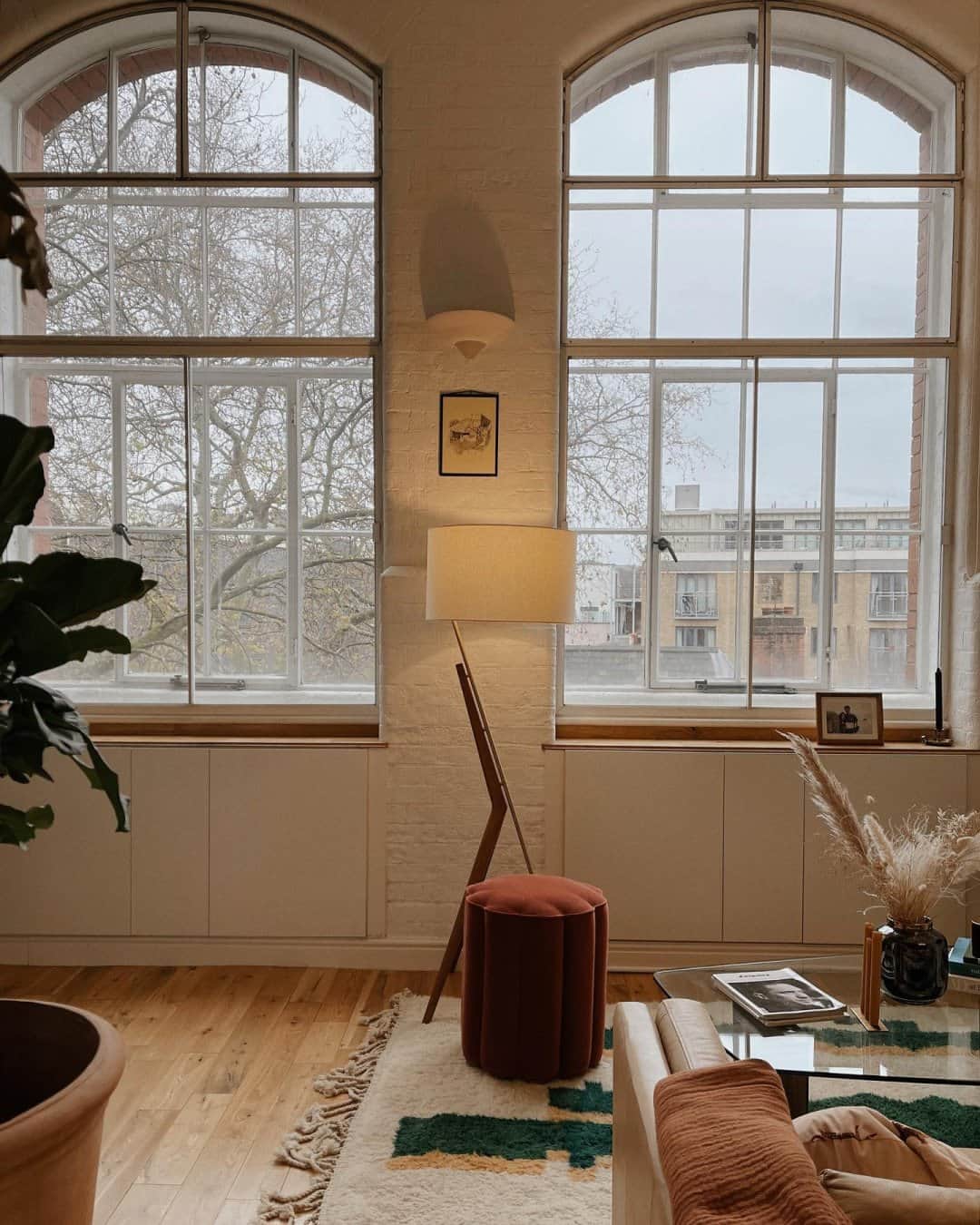 west elmのインスタグラム：「Bringing on the hygge this winter. First step: warm lighting. 💡 Loving how our Caldas Floor Lamp is looking in @littlebowhome's living room.」