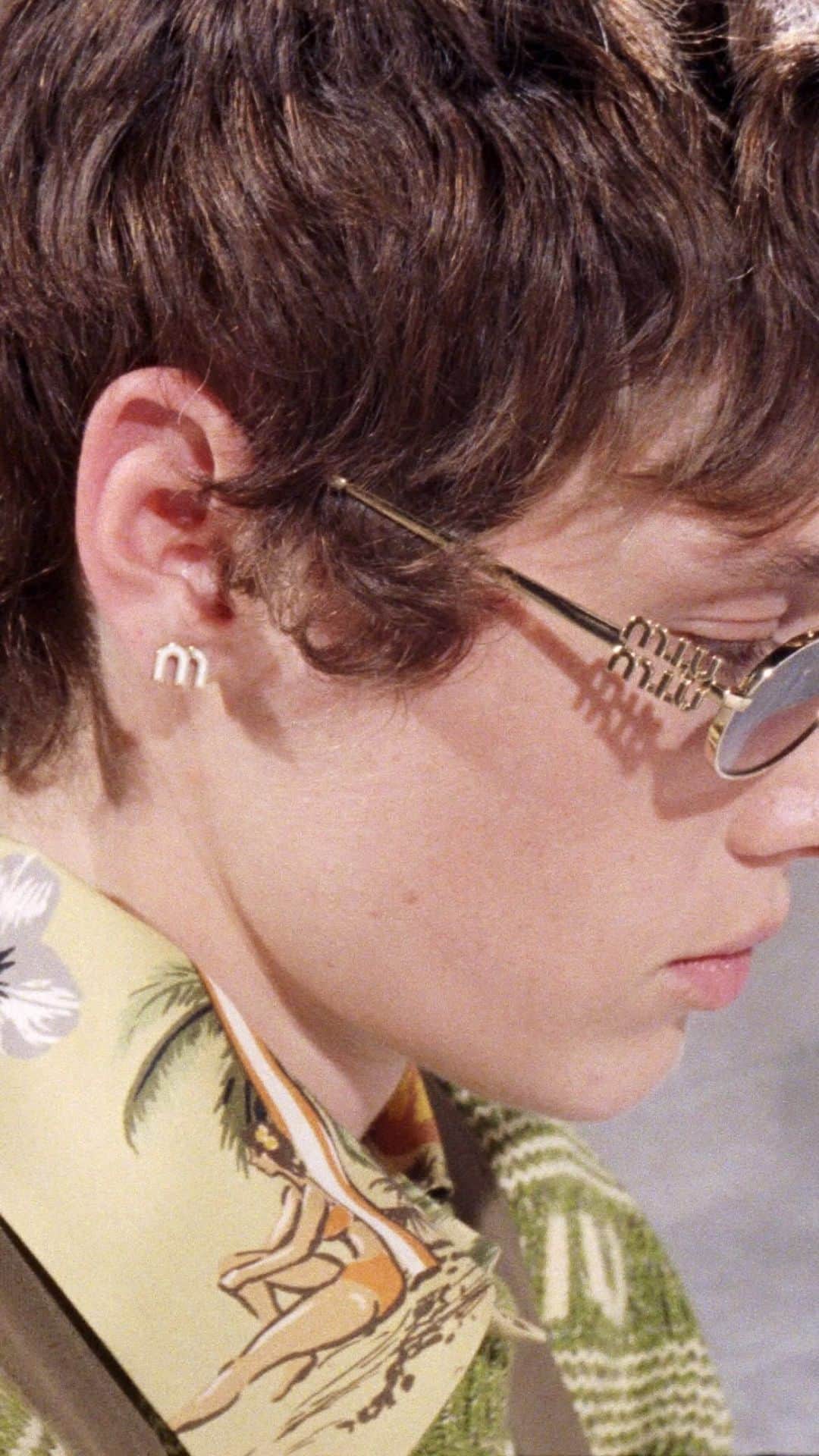 Miu Miuのインスタグラム：「Take memorable holiday snaps with this capsule of instant @Polaroid cameras completed with Miu Miu stickers and branded web camera straps.   Directed by @JustineAbitbol.  Creative direction by @EdwardQuarmby.  Styled by @LottaVolkova.   #MiuMiuHoliday」