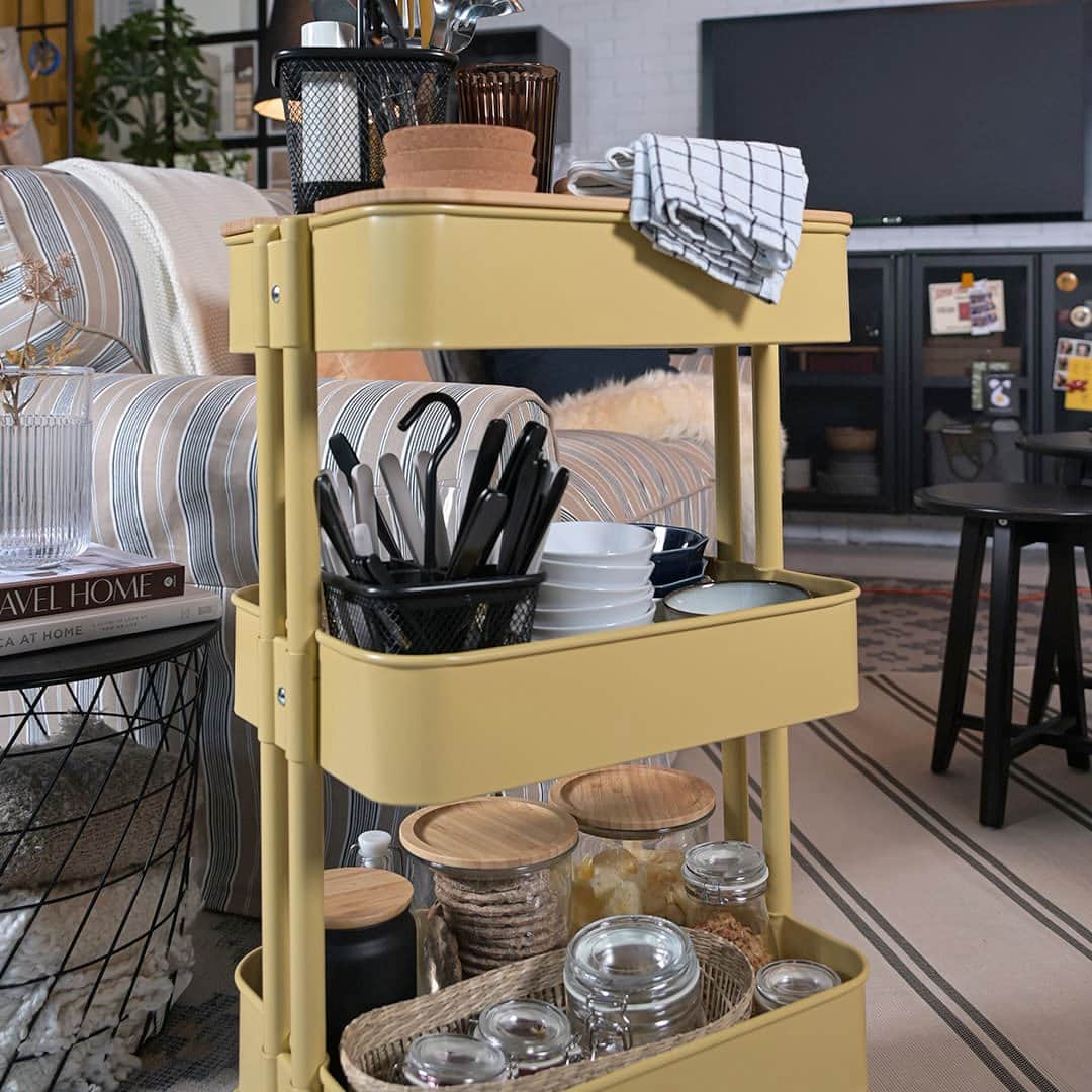 IKEA USAさんのインスタグラム写真 - (IKEA USAInstagram)「Make holiday hosting in a small space easier with quick fixes, like handy mobile carts and furniture with built-in storage. Link in bio for more tips.」12月4日 2時00分 - ikeausa