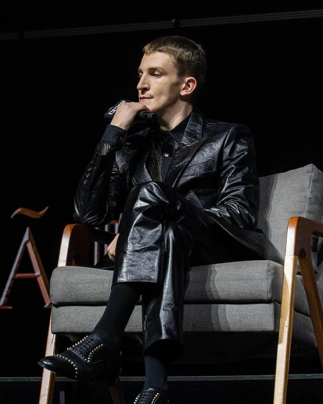 ジョンローレンスサリバンのインスタグラム：「🖤 #Repost @daveysutton ・・・ new human favourite human, ewan mitchell,  styled by me for #ccxp in são paulo this weekend. promoting house of the dragon season 2.  🐉🫦💕 jacket, shirt and trousers | @johnlawrencesullivan_official  shoes | @louboutinworld  socks | @falke hoody (last slide) | @hankjobenhavn 🤍  assisted by | @dominikradomsky #ewanmitchell」