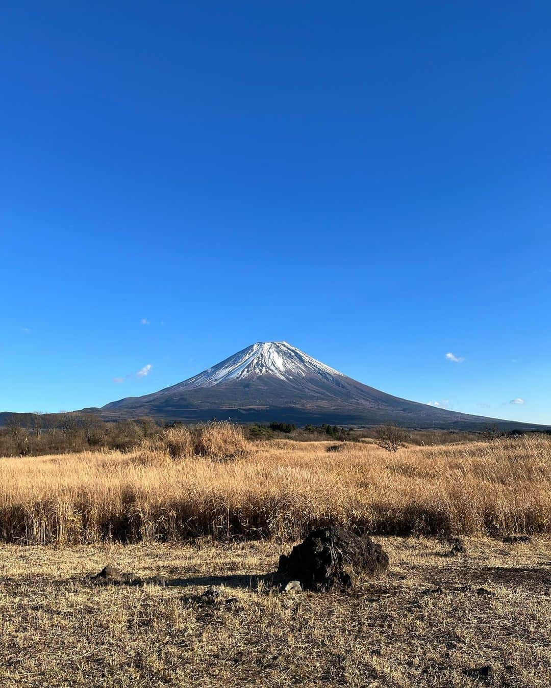 MASAHさんのインスタグラム写真 - (MASAHInstagram)「これ 青馬が合宿の帰りにサービスエリアで買ってきてくれた彼の初めてのお土産。 そして1人で買い物をしたのもこれが初めて。 何も知らないくせに「これやまじお味なんだよ」の一言に笑いと涙が止まらなかった。 今日サプライズで会いに行ったら普通に元気そうだったけど引率の方に聞いたら昨日晩ご飯が食べられず少し泣いてしまったらしい。 最後の試合もミスだらけで寒さも含めてやる気を感じなく心配だった。 家に帰ってきた彼はいつものように元気でこのポテトチップスを家族にくれた。 それから合宿の事を色々と話してくれて食べられなかった晩ご飯の事も教えてくれた。 そしてあまり眠れずに朝も四時半に起きてしまったと。 だけどとても楽しかったみたい。 一息着いて配信された試合を一緒に見返していつものようにアドバイスをしているといつもの彼とは違ってしっかりと僕を見て話を聞いていた。 子供って凄いなと思った。 たったの2日間だったけど少し大きくなりました。 一生懸命ぐちゃぐちゃに荷物を詰めた汚ないバッグがとても愛おしく「やまじお」が身体の隅々まで染み渡る。 富士山がとても綺麗な日だった。」12月4日 2時03分 - masah977