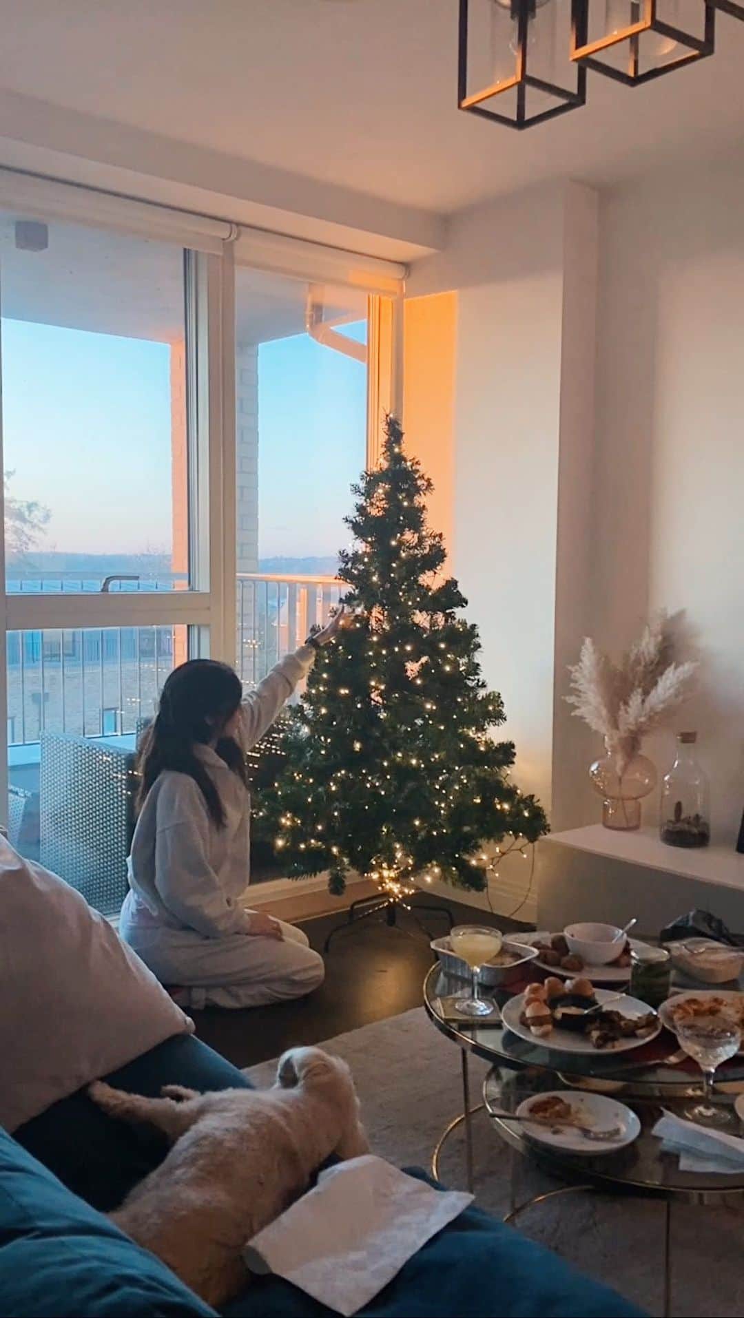 ダニエル・ピーザーのインスタグラム：「12 Days of Christmas Wellness - Day 3 ✨  I wouldn’t have believed it unless I experienced it, but by focusing on yourself and the things you enjoy, more goodness and positive energy will be attracted to your life 🤍  I truly believe that you can create the life you dream of by intentionally focusing on what you deserve and put the work in rather than just hoping for a miracle.  Feeling so grateful for this little life of mine 🩷  #12daysofchristmas #12daysofwellness」