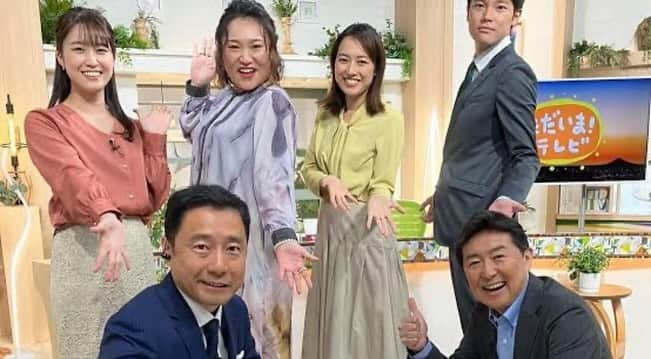 笠井信輔さんのインスタグラム写真 - (笠井信輔Instagram)「本日、月曜日はラジオ、テレビ、新聞に大忙し  まずは、ラジオ生出演 「垣花正あなたとハッピー」 午前9時40分ごろから  午後はテレビ静岡 「ただいまテレビ」生出演 午後3時50分から  そして、そして夕方は読売新聞 実は、我が家の娘たちの連載が始まるのです  今日から、毎週月曜、読売新聞夕刊で、4回にわたって、アーニャとベスの連載があります  もう自分の出演よりも嬉しいです  初めてスタジオで撮影してもらいましたが、ほんとに大変でした(笑)  よかったら読んでやってください」12月4日 2時08分 - shinsuke.kasai