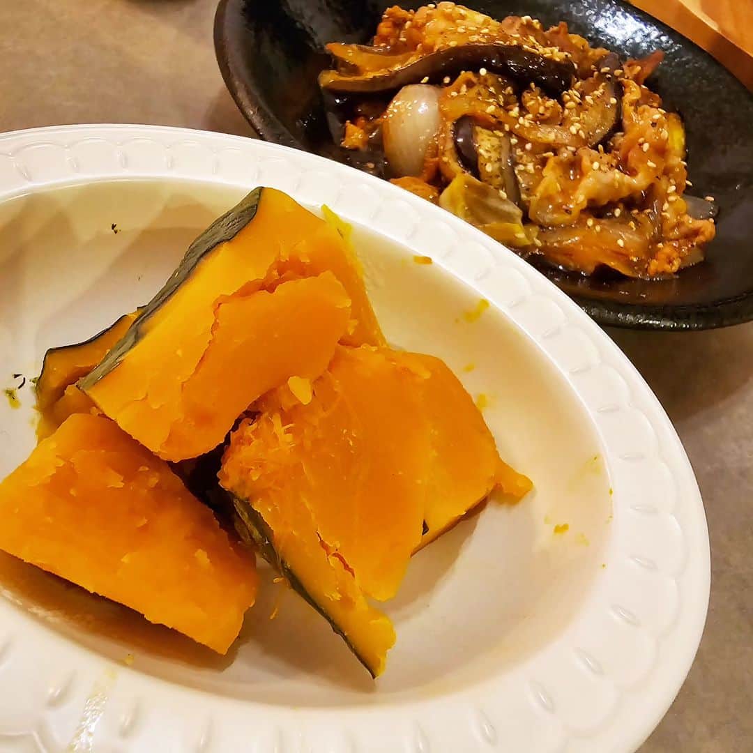 兎味ペロリナさんのインスタグラム写真 - (兎味ペロリナInstagram)「冷蔵庫にあるもので  豚と茄子のコチュジャン炒め かぼちゃ スンドゥブ  今日業務スーパーで冷凍えび買ったので、家にあった冷凍ホタテとカットしといた白菜やキノコいれて包丁つかわず！これは便利だ…  かぼちゃは大好きなのに火で煮ると失敗すること多くて、お総菜で買ってたんだけど…レンチンレシピ参考にアレンジしてレンチンしたらめちゃくちゃ美味くできた🥹なんだ…レンチンでこんな美味しくできたなんて…w  かぼちゃの調味料は  水、酒、はちみつ、琥珀だし、ほんだし、出汁醤油(どんだけ出汁使うねん)  #おうちごはん」12月4日 2時09分 - perolina_usami