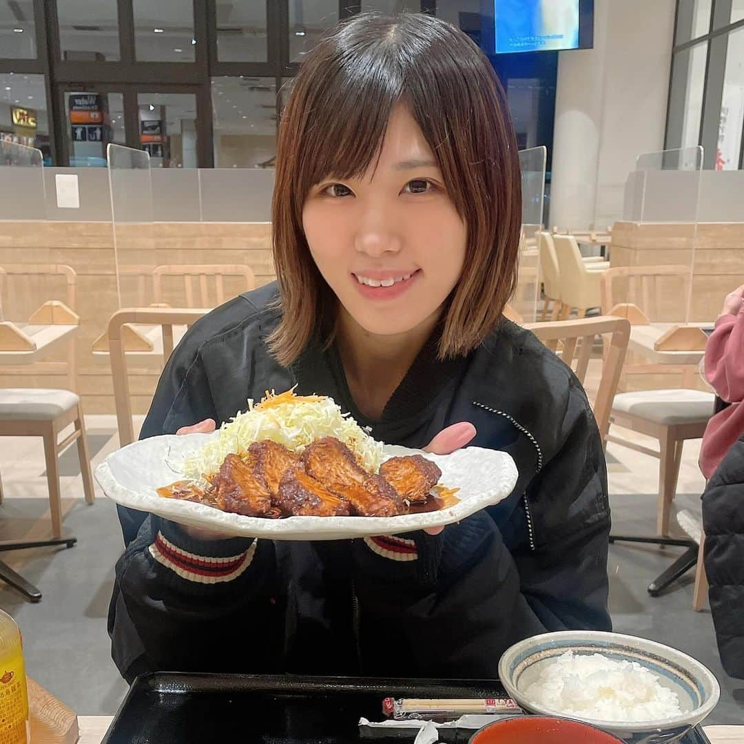 陽向こはるのインスタグラム：「名古屋の矢場とん食べたー！🐷   #名古屋 #愛知 #グルメ #ご飯 #ごはん #矢場とん #名物 #サービスエリア #SA #ひれかつ #お肉 #アイドル #女子 #25歳 #girl #東海 #fyp  #岡崎」