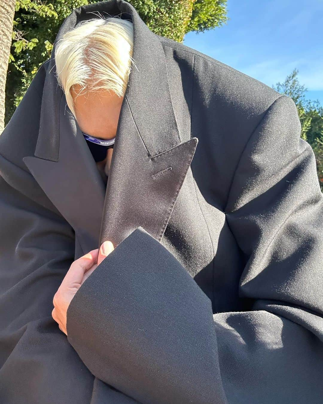 スージー・ロウさんのインスタグラム写真 - (スージー・ロウInstagram)「A sharp day.  So much direct light.  So many manicured lawns and linear lined palms.  The most perfect of high funnel necks.  Satire or homage?  You decide …  @balenciaga #BalenciagaFall24」12月4日 2時17分 - susiebubble