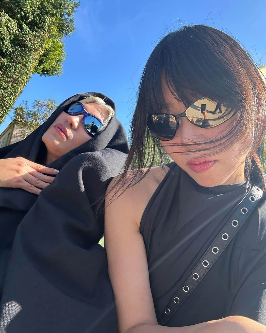 スージー・ロウさんのインスタグラム写真 - (スージー・ロウInstagram)「A sharp day.  So much direct light.  So many manicured lawns and linear lined palms.  The most perfect of high funnel necks.  Satire or homage?  You decide …  @balenciaga #BalenciagaFall24」12月4日 2時17分 - susiebubble