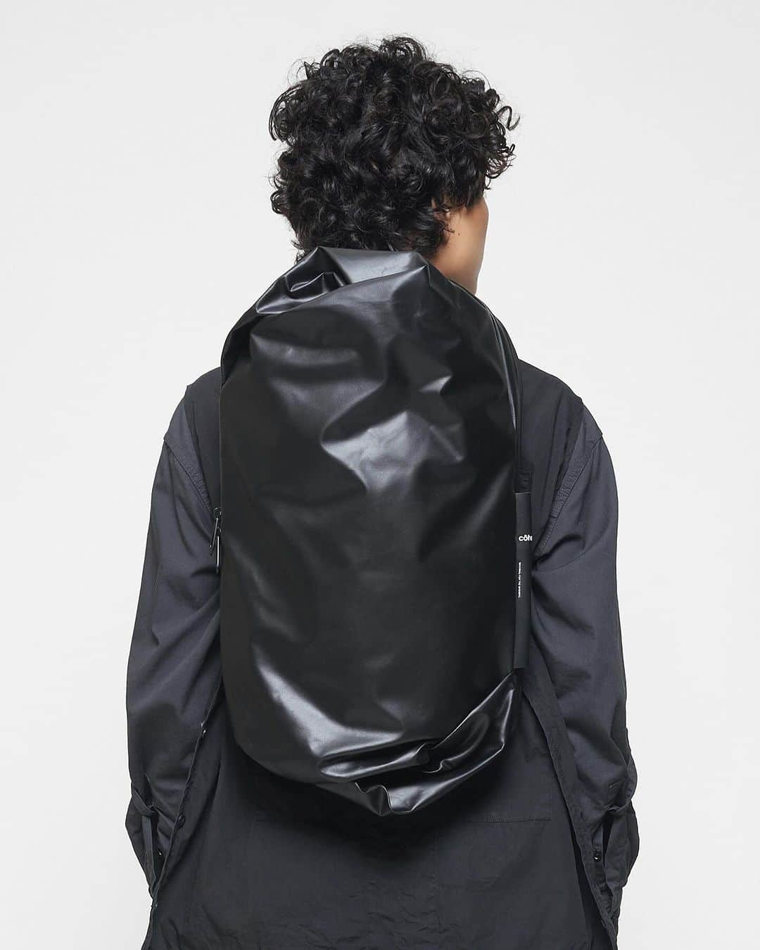 コートエシエルのインスタグラム：「The LADON Backpack  A mainstay in the côte&ciel lineup, the LADON Backpack is a striking example of the brand’s form meets function ethos.   The silhouette of the mesmerizing LADON backpack features two prominent double swirls on either end of the shape that is the result of playful interaction with fabric. While this subverts the notion of what a backpack should look like, it does not affect the LADON’s carry capacity.   Available to purchase from www.coteetciel.com」