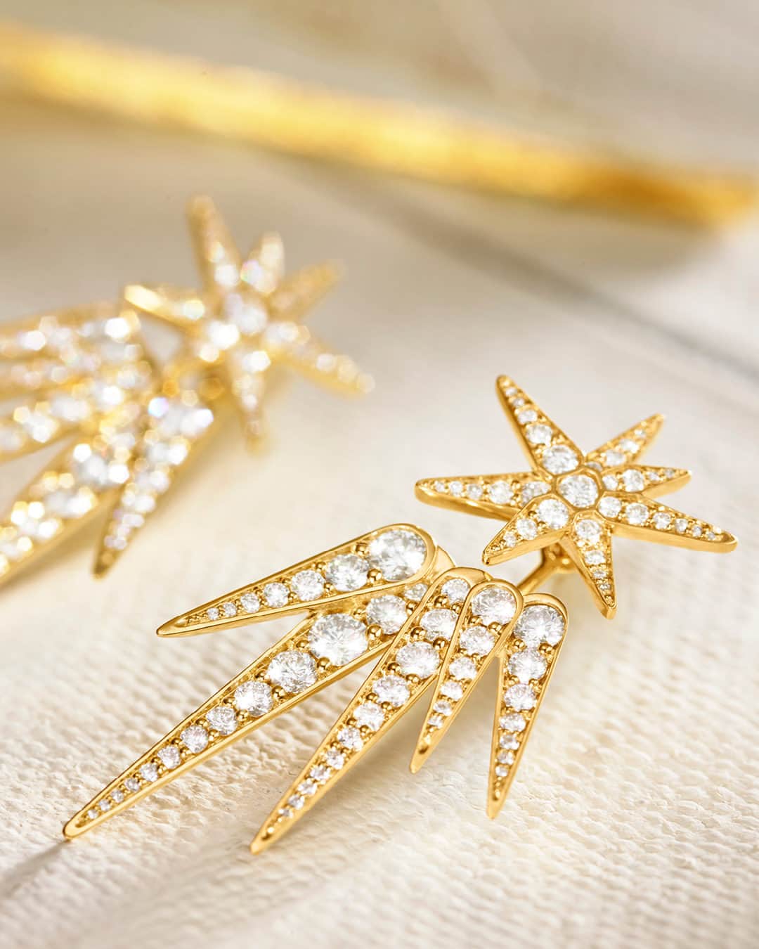 オーレリンガードさんのインスタグラム写真 - (オーレリンガードInstagram)「Exceptional sparkle. Charlotte Lynggaard’s Funky Stars earrings are designed to be worn in glittering constellations. Choose a stud earring and elevate your look by adding a standout pendant.  Discover fine jewellery for your Christmas wish list in our stores and through link in bio.  #TimeToTwinkle #OleLynggaardCopenhagen」12月4日 2時21分 - olelynggaardcopenhagen