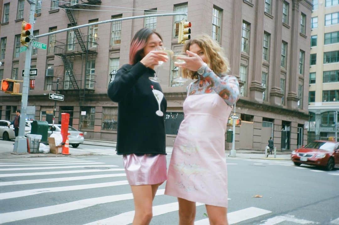 レイチェル アントノフのインスタグラム：「🥂」