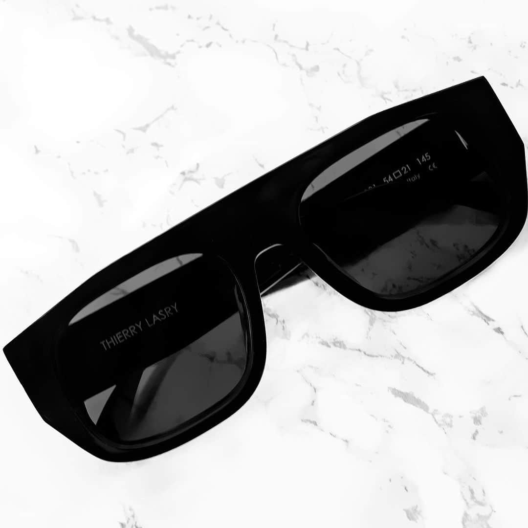 ティエリー ラスリーさんのインスタグラム写真 - (ティエリー ラスリーInstagram)「the THIERRY LASRY “MONARCHY” sunglasses in black acetate w/ black lenses #thierrylasry #handmadeinitaly」12月4日 2時22分 - thierrylasry