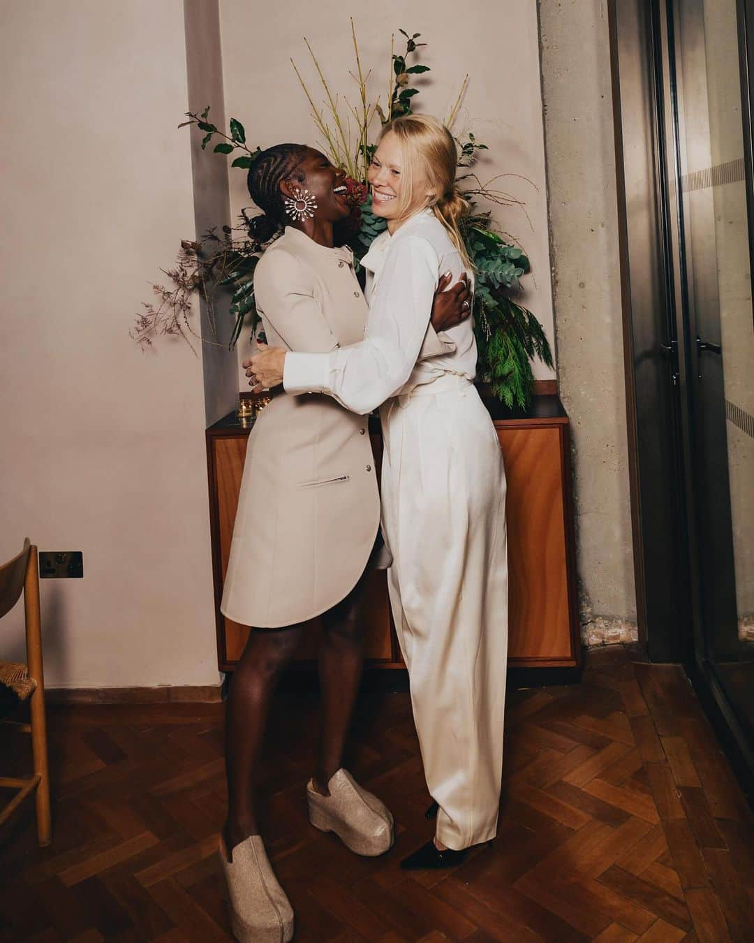 PANDORAのインスタグラム：「In anticipation of The #FashionAwards 2023 presented by @theofficialpandora, taking place on Monday 4th December, we celebrated the Pandora Leader of Change Recipient, #MichaelaCoel alongside @elleuk at an intimate lunch in London.   Honouring Coel for her screenwriting, acting and filmmaking, which consistently challenges the status quo and wholeheartedly centres around the female perspective and experience, the Pandora Leader of Change Award, which will be presented to Coel by global Pandora ambassador @PamelaAnderson at #TFA, celebrates a person who leads with innovation to create positive change globally.  The event recognised Coel’s alignment to these principles, with attendees including press, opinion formers and industry leaders from the #BFCCommunity including Pandora Ambassador @AshleyPark, and friends of the brand @PreciousLee, @EvanMock, @claraamfo and @pessiedu among others.  Stay tuned for all the updates from #TFA 2023.  #FashionAwards #TFA #Pandora」