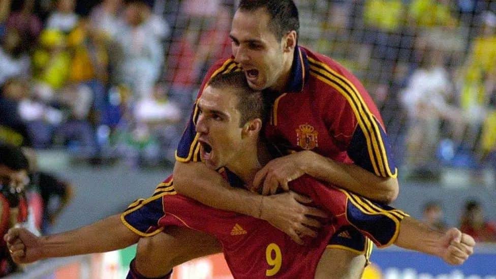 サッカー スペイン代表チームのインスタグラム：「🏆🌏  ⌛ Sᴏ́ʟᴏ ʜᴀɴ ᴘᴀsᴀᴅᴏ 23 ᴀɴ̃ᴏs...  🗓️ 3 / 12 / 2000   😍¡¡𝙉𝙪𝙚𝙨𝙩𝙧𝙤 𝙥𝙧𝙞𝙢𝙚𝙧 𝙈𝙪𝙣𝙙𝙞𝙖𝙡!!  🇪🇦 - 🇧🇷 | 4-3  ⚽ Daniel ⚽ Javi Sánchez ⚽⚽ Javi Rodríguez  #FutsalEspaña」