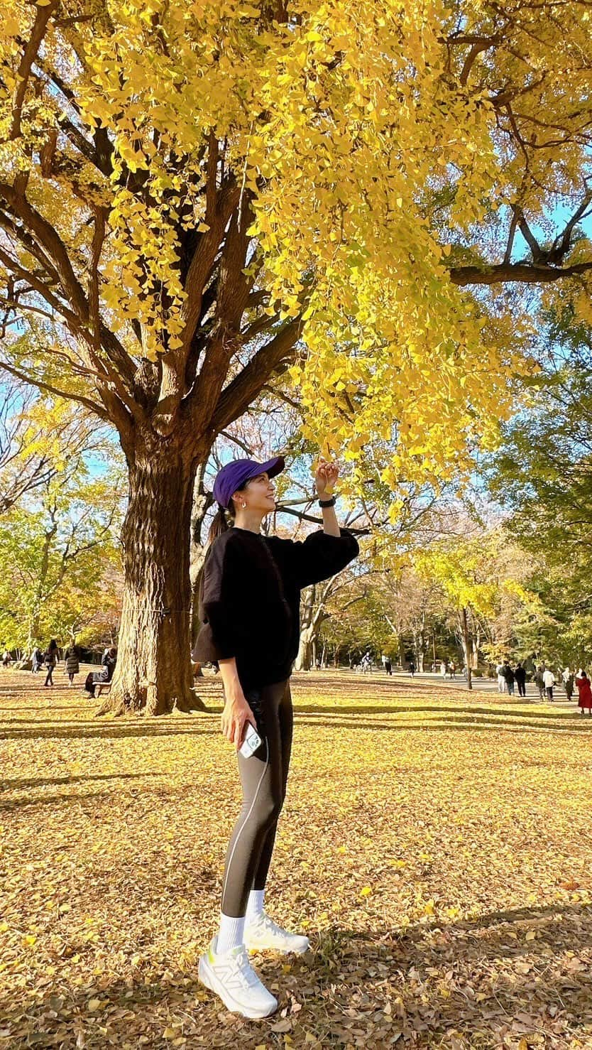 安田美沙子のインスタグラム：「またまたラン🏃‍♀️  コーチ達とは久々に☺️✨  パパが展示会中だから、しばらくワンオペで。。  2人の怪獣も一緒に相手して走ってくれました🥹  最初は、子供達もラン！  そのあとは自転車も混ぜたり、次男は疲れて爆睡したり。。。  でも気持ちいい空気の中、体を思いっきり動かしてくれた模様❤️  やっぱり体を動かすことを子供達にもやり続けて欲しいっ！！  そのあと、みんなでパパの応援へ。。  いい休日だった🫶  あ。。。  リール最初のテロップミスして被りました😂直し方わからへーん。笑  #run #running #boys #mama #銀杏 #秋 #冬」