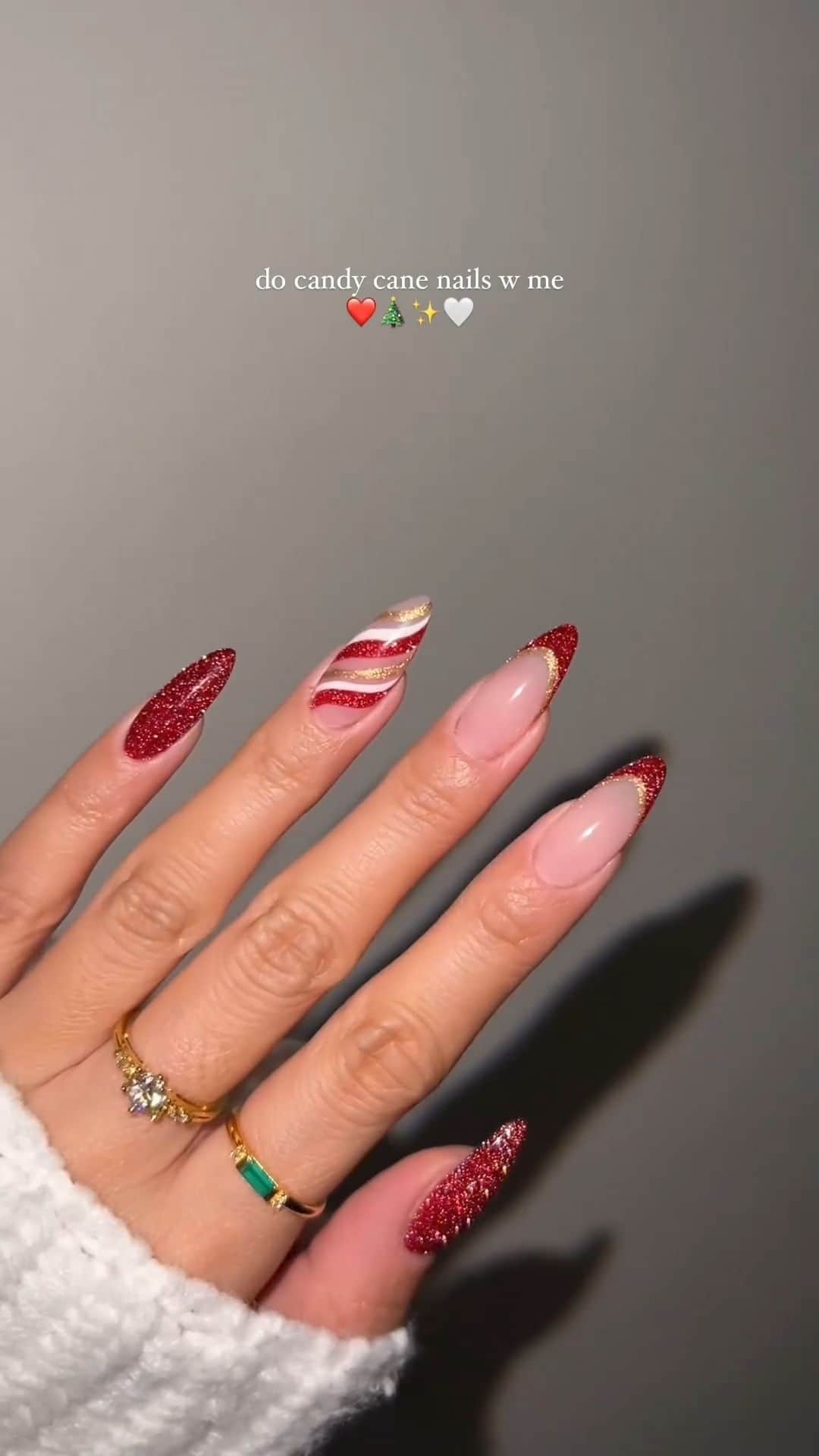 SHEINのインスタグラム：「Sweet meets stunning with these swirly candy cane nails from @vivianmariewong 💅🎄🤩   #SHEINinspo」