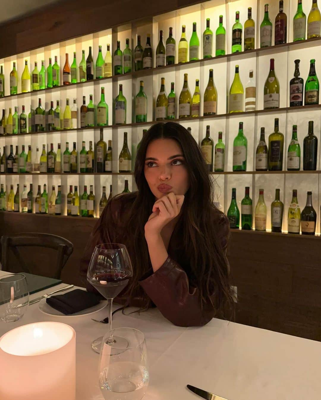 ケンダル・ジェンナーさんのインスタグラム写真 - (ケンダル・ジェンナーInstagram)「me and my wine again」12月4日 2時51分 - kendalljenner