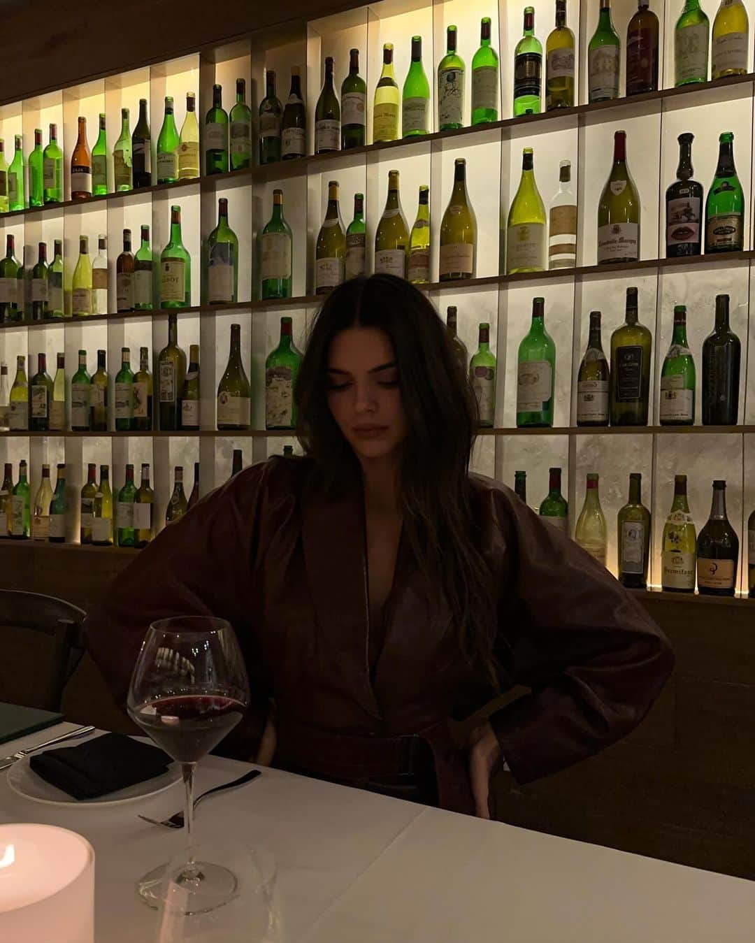 ケンダル・ジェンナーさんのインスタグラム写真 - (ケンダル・ジェンナーInstagram)「me and my wine again」12月4日 2時51分 - kendalljenner