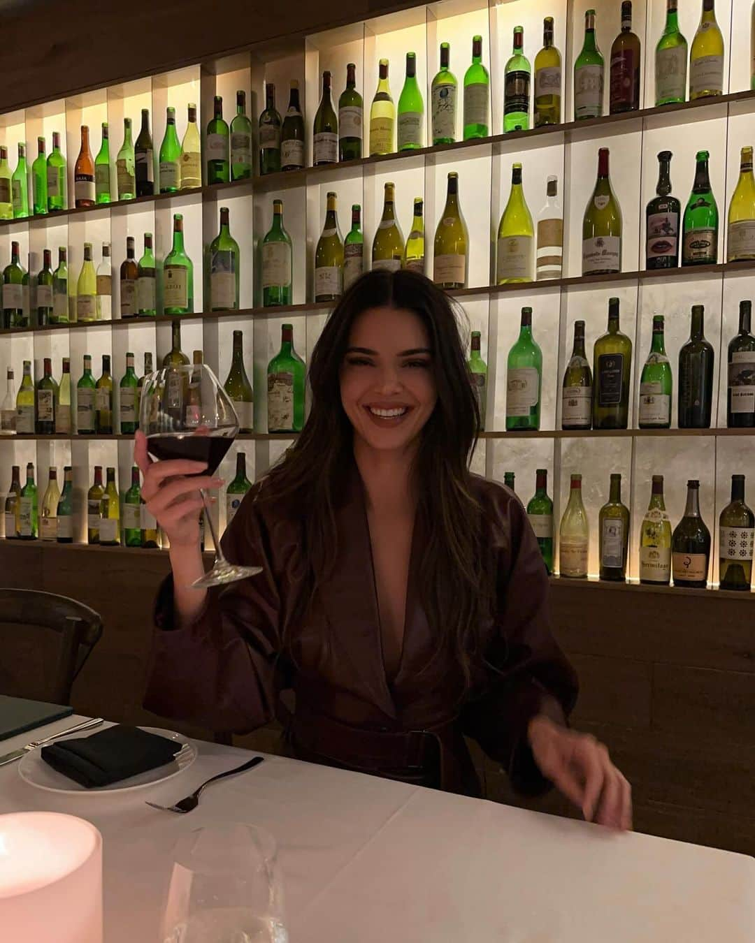 ケンダル・ジェンナーさんのインスタグラム写真 - (ケンダル・ジェンナーInstagram)「me and my wine again」12月4日 2時51分 - kendalljenner