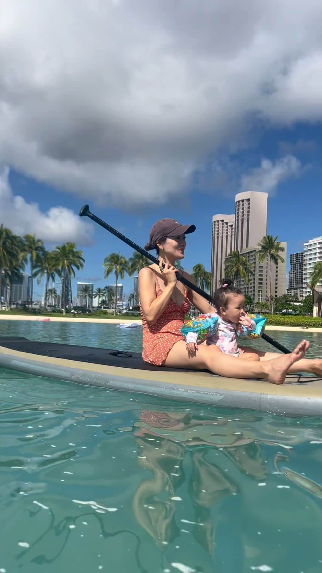 難波礼華のインスタグラム：「Hawaii🏝️ Day1 LAGOON🏊🏼‍♀️✨  るみ初ハワイと初SUP♡ 初お砂場遊びまで🫶🏼 初めて2.3歩歩けたよ🥹 重かったけど 色々なこと経験できて 全部持ってきた甲斐あったね🥹」