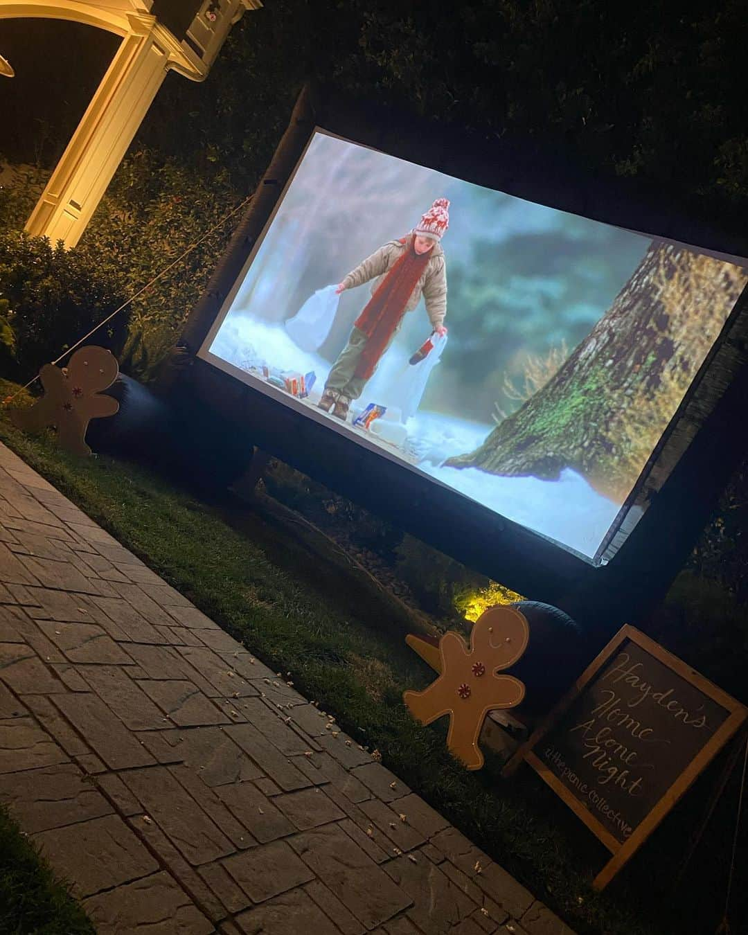 カミラ・ルディントンさんのインスタグラム写真 - (カミラ・ルディントンInstagram)「Thank you to @thepicnic.collective for making our ‘Home Alone movie night’ dreams come true!!! 🎄 🌟🌟🌟」12月4日 3時06分 - camillaluddington