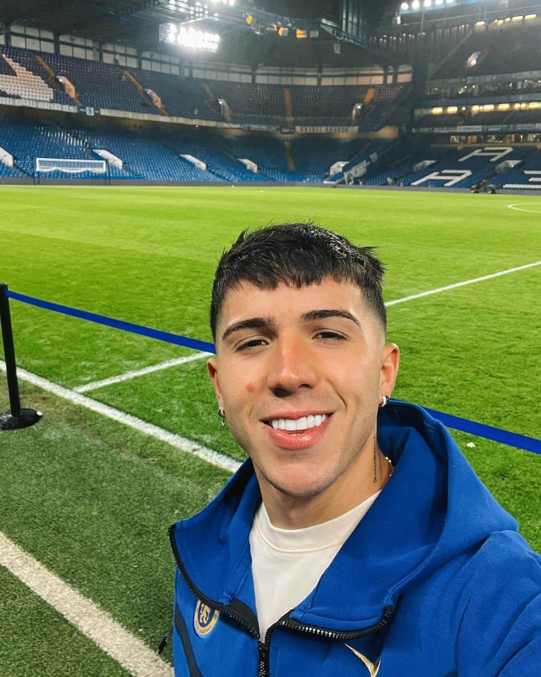 チェルシーFCのインスタグラム：「Swipe for @EnzoJFernandez’s message to the Chelsea fans! 💙🗯️」