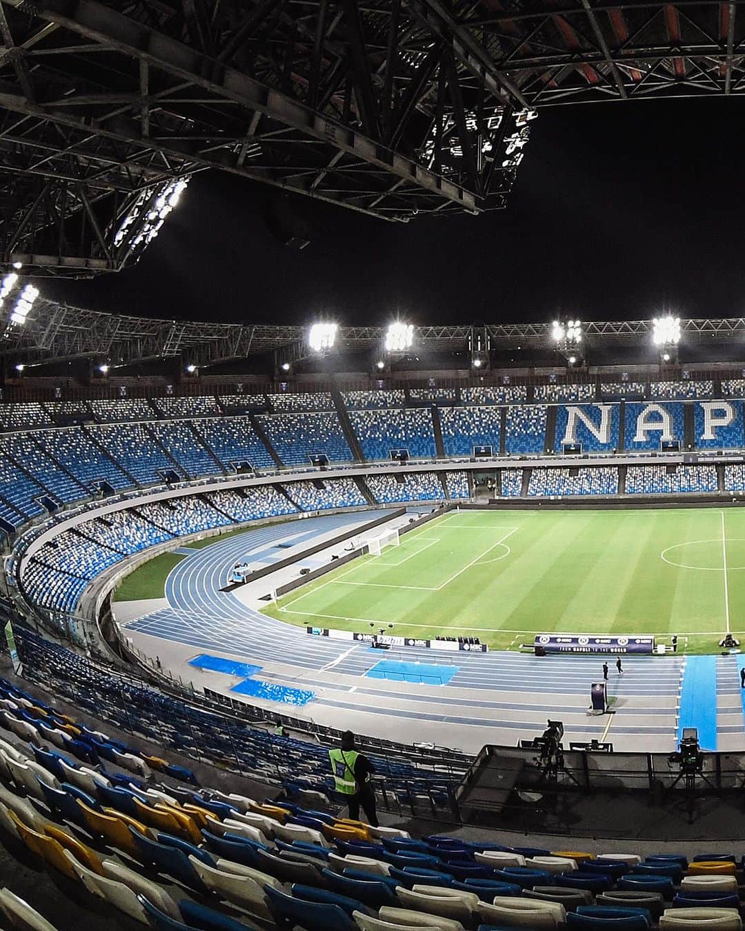 のインスタグラム：「Bentornati a casa! 🏟️  💙 #ForzaNapoliSempre」