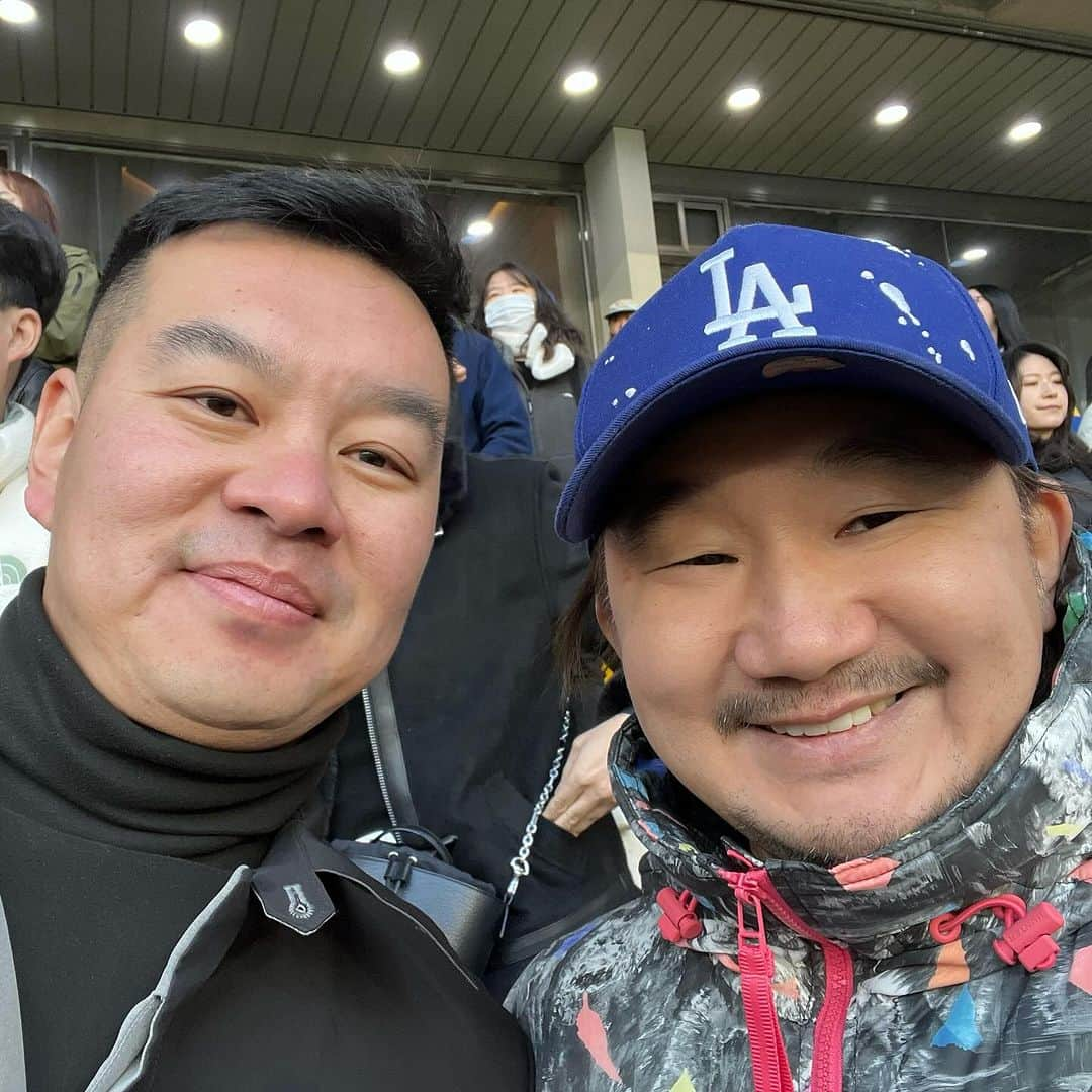 植田朝日のインスタグラム：「🇨🇳🇨🇳🇨🇳  蔚山vs全北の観戦中、お隣の席は浙江FCのGMさん。  今、ACLで甲府と同じグループだから、『最終戦メルボルンCを倒してね！』って言っといたぞ！w  そして、ちょうど岡田さんとLINEしてて、オレとのツーショットを送り出したぞ？？苦笑  受信した岡田さんも苦笑いだろうな！w  今度、中国にも遊びに行こうっと。  #サッカー旅 #FooTravelleR #岡田武史 #浙江FC #朝日旅」