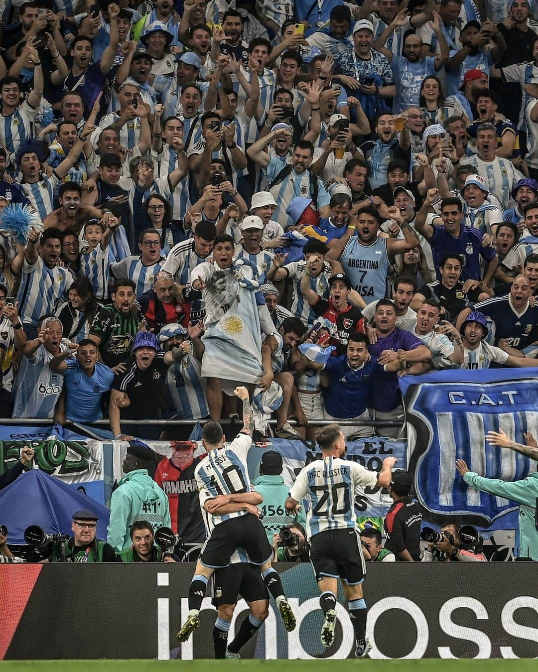 FIFAワールドカップさんのインスタグラム写真 - (FIFAワールドカップInstagram)「Witnessing greatness. 🇦🇷🤩  #OTD #FIFAWorldCup」12月4日 3時34分 - fifaworldcup