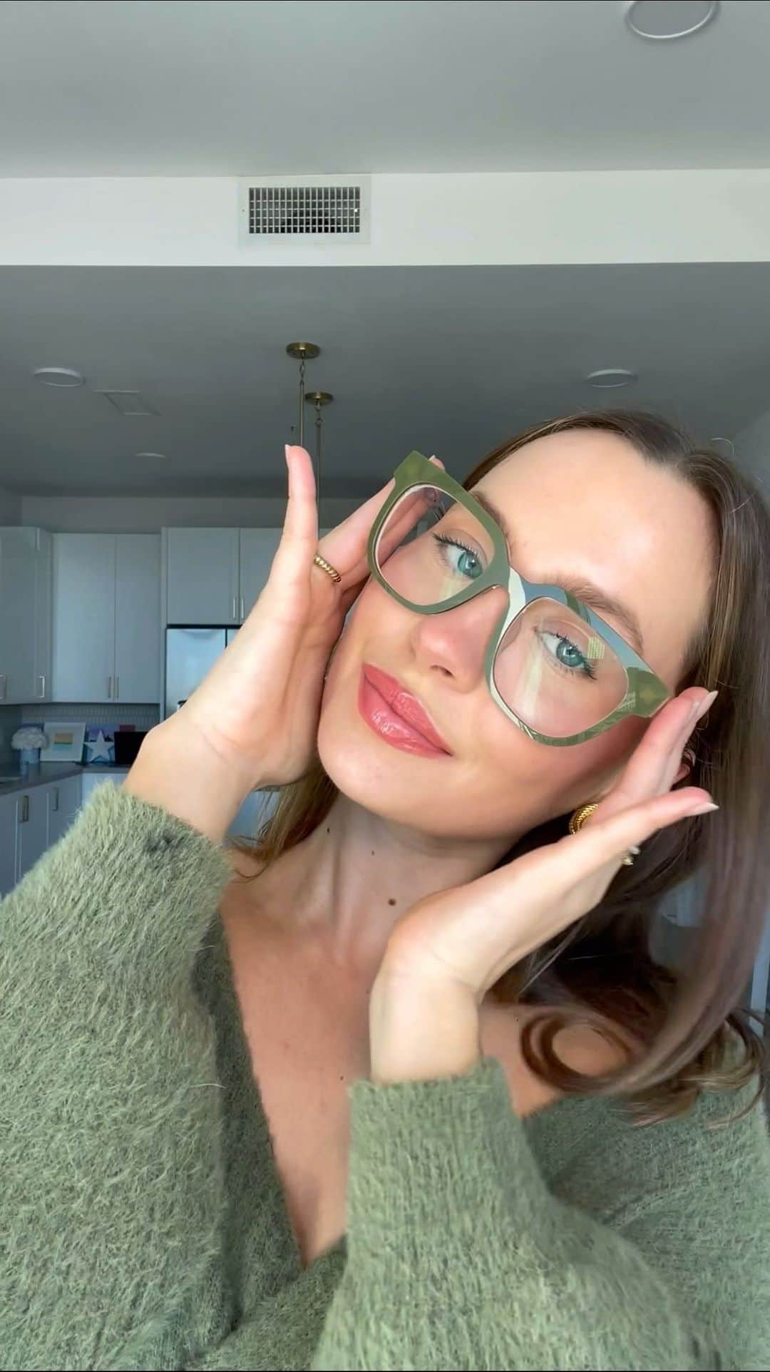 ナターシャ・ブレのインスタグラム：「Who doesn’t love an effortless style switch up? With @paireyewear, I’m able to customize my prescription glasses with their changeable magnetic top frames. There’s endless options to choose from so use my code “NATASHA15” #Pairpartner」