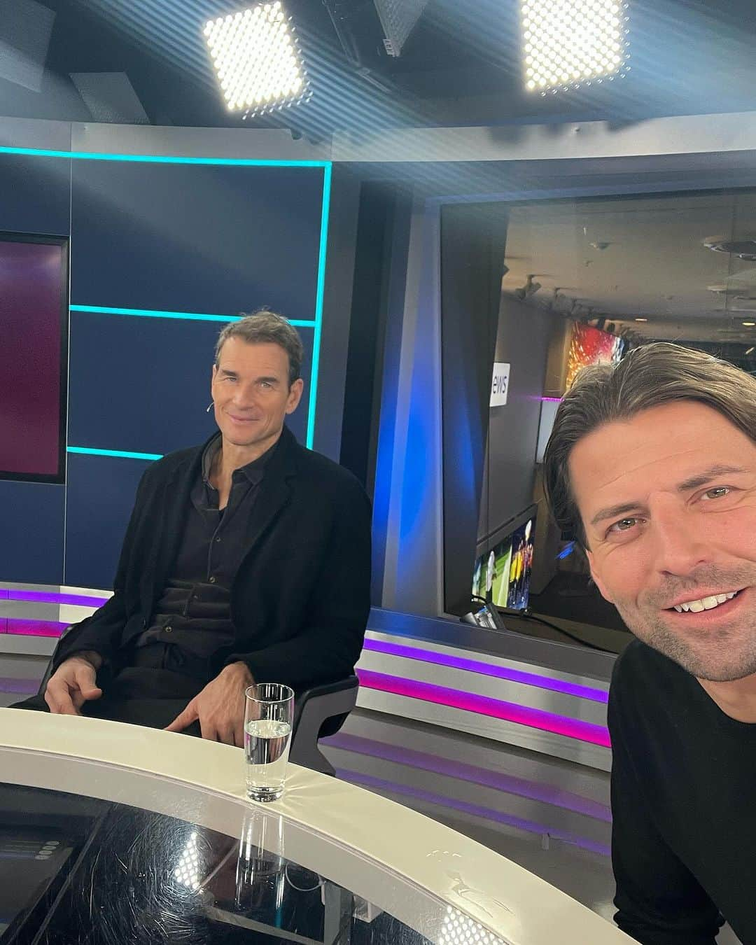 ローマン・ヴァイデンフェラーさんのインスタグラム写真 - (ローマン・ヴァイデンフェラーInstagram)「TRIPLE - der SCHÜTTFLIX Fußball-Talk - nach den @championsleague - Spielen jeden Donnerstag, um 18 Uhr auf @skysportde @schuettflix @schuettflix @riccardobasile @jenslehmannofficial #HorstHeldt」12月4日 3時27分 - romanweidenfeller