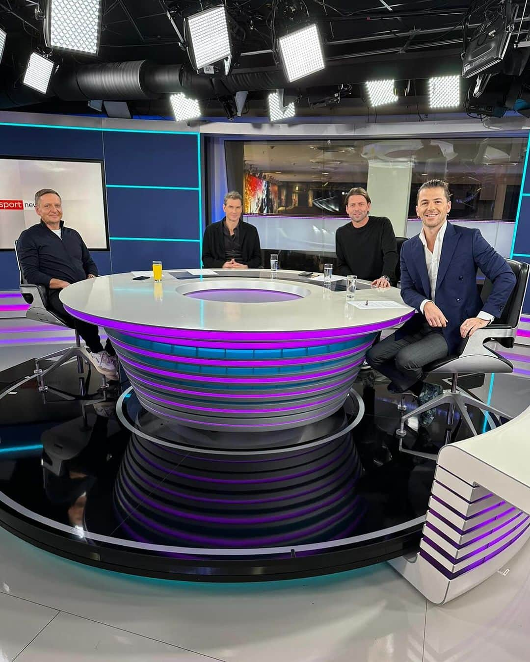 ローマン・ヴァイデンフェラーのインスタグラム：「TRIPLE - der SCHÜTTFLIX Fußball-Talk - nach den @championsleague - Spielen jeden Donnerstag, um 18 Uhr auf @skysportde @schuettflix @schuettflix @riccardobasile @jenslehmannofficial #HorstHeldt」