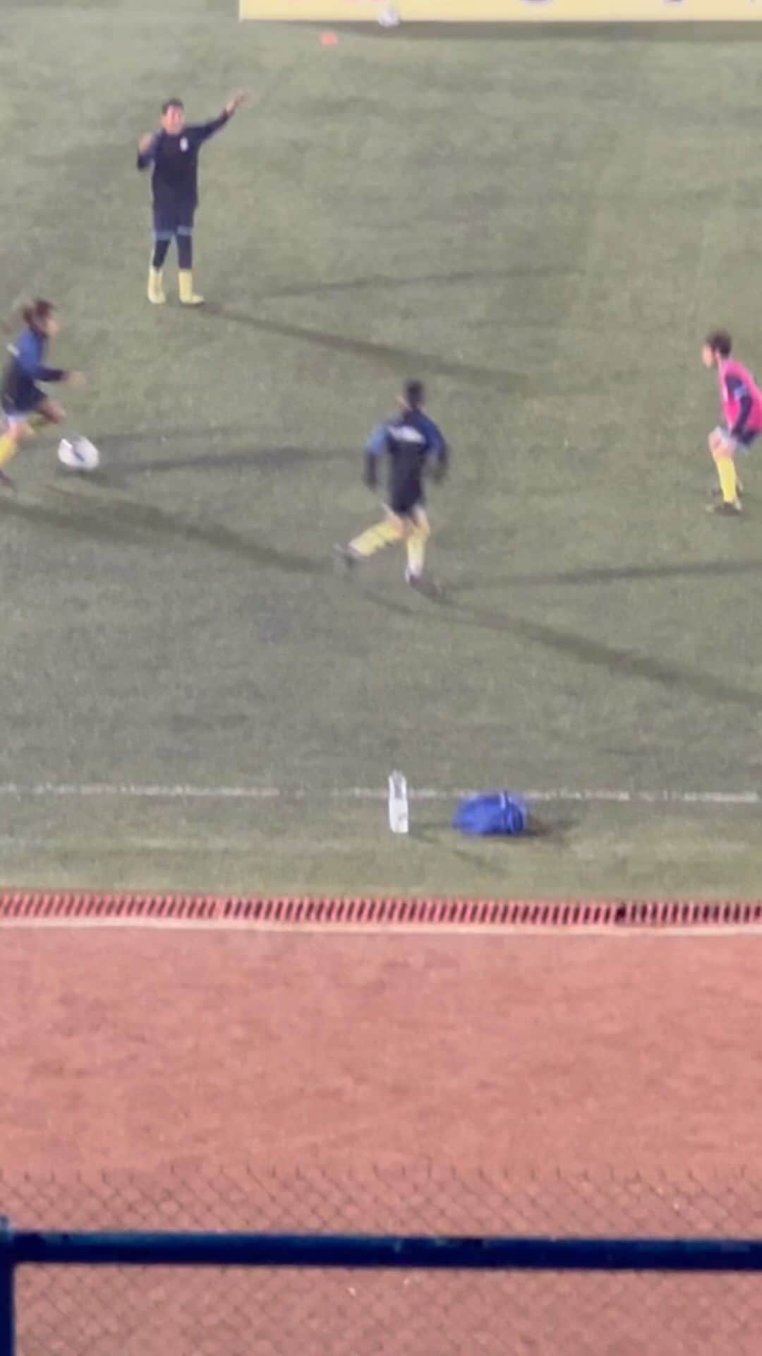 Arat hosseiniのインスタグラム：「آخر فیلم مادر آرات چه حرصی خورد 😮‍💨🫣 @arat__hosseinii #arat #football  #مادر #پدر #آرات」