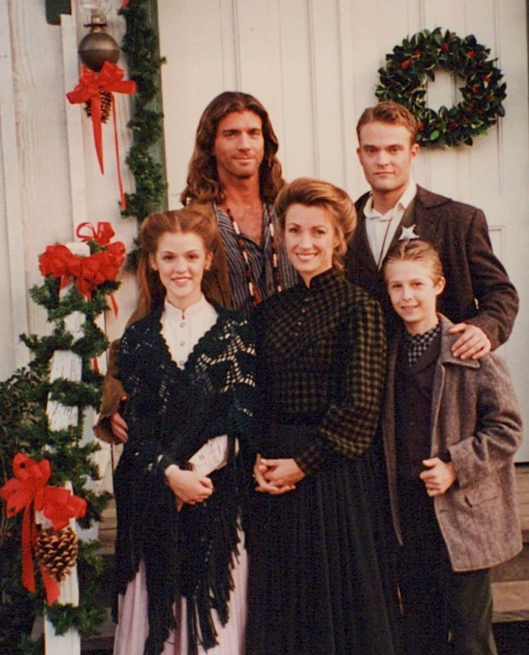 ジェーン・シーモアのインスタグラム：「The holidays are upon us, so I thought I’d share this festive throwback! 😉 Bonus points if you can name the episode! ❤️💚⁣⁣ ⁣⁣ Have you started your holiday decorating yet? ⁣ ⁣ #bringbackdrquinn」