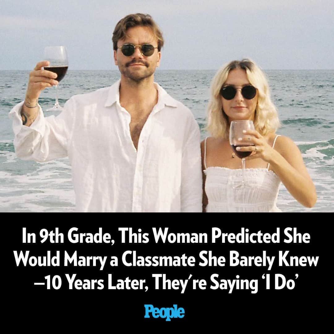 People Magazineのインスタグラム：「In 9th grade, Audrey Finocchiaro sat with her four friends in a Dunkin' Donuts parking lot joking about who they thought they would each marry — what Finocchiaro didn't realize was that in 12 years, her prediction for herself would come true.  At the time, Finocchiaro, now 30 says, she and Lancaster barely knew each other. Despite being in the same chemistry class, she explains that they weren't friends. "I just thought he was hot," she adds.  Then, out of nowhere, the last week of their senior year of high school, the two started talking. A short while later, the two began dating, and now– 10 years later– Finocchiaro and Lancaster are planning to tie the knot on March 2 in Mexico after getting engaged in March 2022. 💍   Read more in our bio link! | 📷: Jacquelyn Tantimonaco」