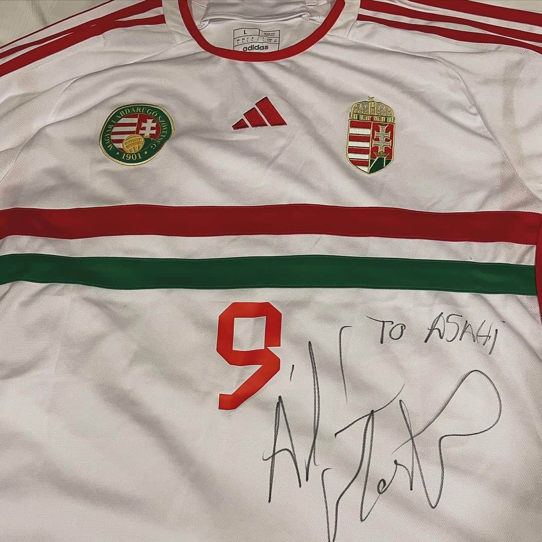 植田朝日のインスタグラム：「🇭🇺🇭🇺🇭🇺  この試合に行った目的のひとつが蔚山のハンガリー代表 アダムにサインを貰うこと。  こないだの代表戦でもゴールしてたし、気になってる選手です！w  サイン貰えたんで、一か八かユニフォームを買って良かったよ。✌️  #サッカー旅 #ユニフォームコレクター #サインマニア #ハンガリー代表 #アダム #蔚山現代 #Kリーグ」