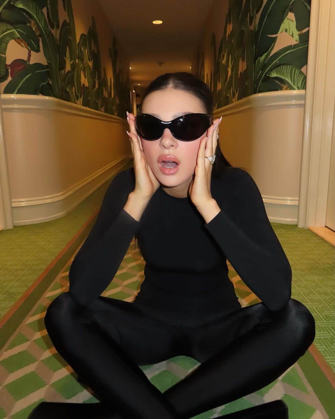 ニコラ・ペルツのインスタグラム：「@balenciaga 🌴🪽🎀🖤🌴❤️‍🔥💖🕶️」