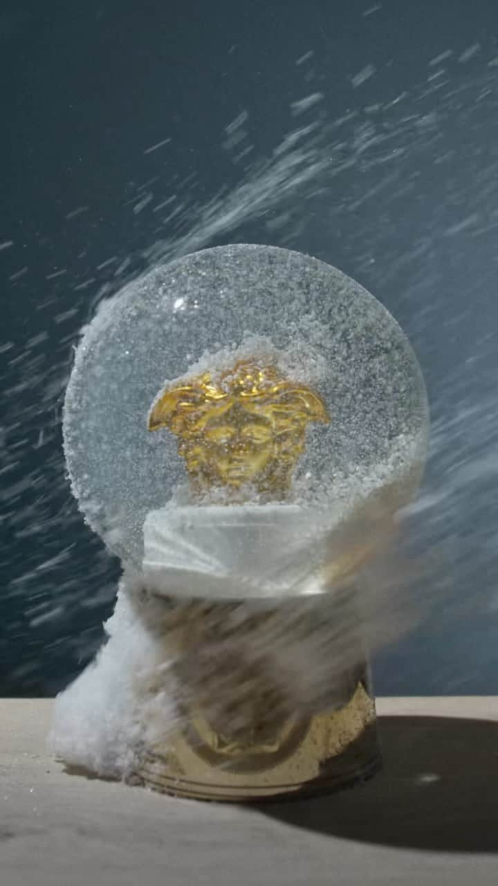 Vogue Parisのインスタグラム：「DAY 2- The @Versace Medusa snowball. Would you dare to look her in the eye?  Stay tuned and discover our Holiday Advent Calendar every day.   Director : @thomasroussset Selection by @thomasdelage_ & @hugocmpn   Production: @hamlet.tv Executive producer: @marie_archambeaud Line Producer: @eguionneau Fashion Assistants: @carolinegarell, @tsnsinn  DP: @julien_faucher 1st AC: i_dont_smael 2nd AC: @louisemoulhac Best Girl: @manuela.pdc Gaffer: @alexandresurun  Set designer: @camillelebourges Set designer assistants: @valentinbourgine, gffr_crd  Post-production: Hamlet @hamlet.tv Post-producer: @lea.trk Editor: @yanjunzh0u Color grader: @mafe.rt Sound-designer & Music Composer: @thds__ Thomas Rousset agent: @bene___studio  #versace #voguefrance #adventcalendar」