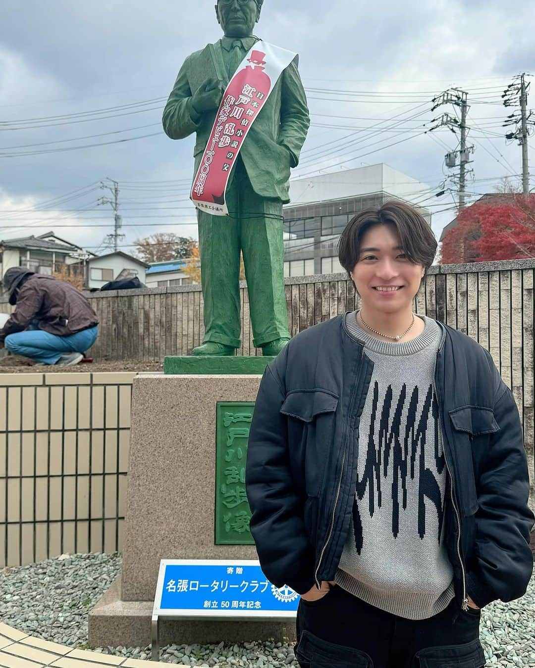 三浦風雅さんのインスタグラム写真 - (三浦風雅Instagram)「初めて降り立った地🔰 空気が澄んでて、このレトロっぽい感じもたまらない。 なんかわかんないけど一応ツーショットも撮れたし👍 それはさておき、  お仕事でこういう機会を頂けた事に感謝です。 今回はサキナさんの素敵なクリスマスパーティに 参加させて頂きました🎄  1.Start 2.canvas 3.Sunshine 4.未来話 5.世界中にメリークリスマス  とっても温かい空間で 皆様が迎えてくださり、アットホームな雰囲気で のびのびと歌わせて頂きました🎈  サキナさん お声かけくださりありがとうございました‼️ スチーマーだけでも肌が生き返る感じが☺️ 他の機能も試してみたい❗️と思いながら🚅。笑 また是非よろしくお願い致します🎅」12月4日 3時48分 - fuga2828m